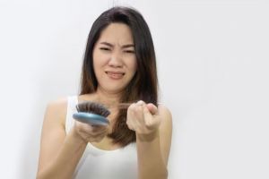 Cara bikin rambut minim rontok pakai hairspray dari 1 jenis buah, auto kuat dan nggak gampang patah