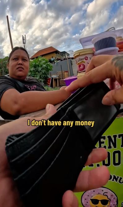 Pedagang ini berikan donat ke bule yang ngaku tak punya uang, endingnya dapat rezeki nomplok