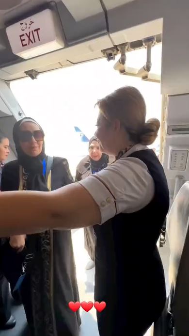 Momen haru pertemuan tak terduga ibu dan anak di pesawat saat berangkat haji ini bikin terenyuh