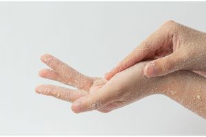 Cegah kering dan keriput di area tangan, ini trik membuat body scrub pakai 2 bahan makanan