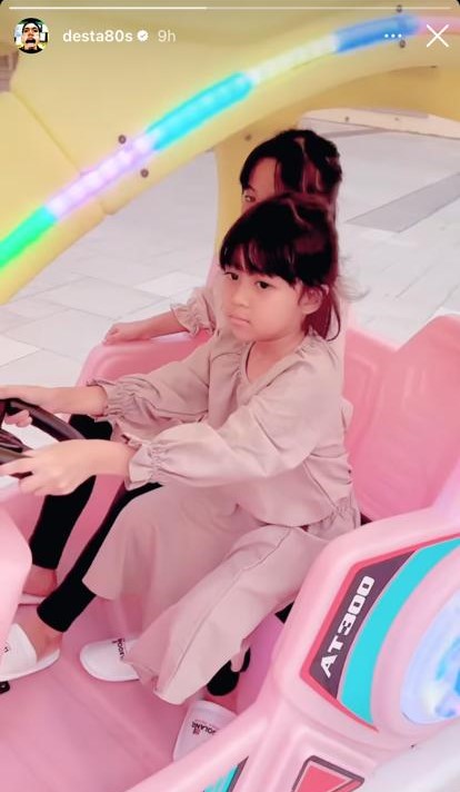 Tetap kompak meski sudah cerai, begini 11 potret Desta dan Natasha Rizki ajak ketiga anaknya liburan