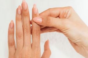 Tak perlu menicure di salon, begini trik membersihkan kuku hitam dan kusam pakai 1 jenis buah