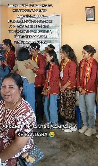 Warga sekampung di Maluku menangis melepas kepergian mahasiswa KKN UGM, sudah dekat bak keluarga