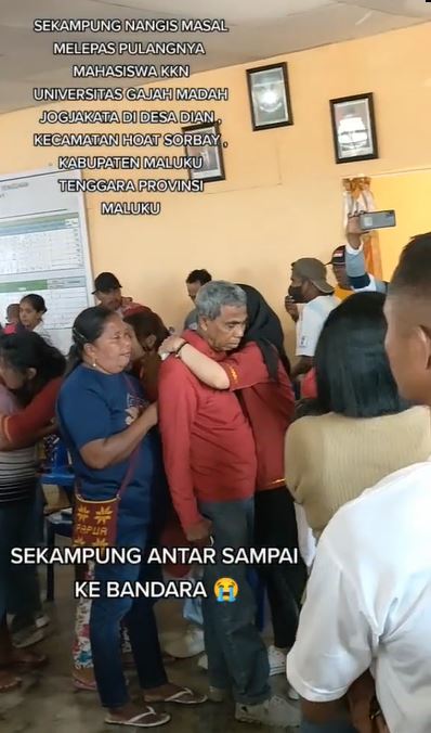 Warga sekampung di Maluku menangis melepas kepergian mahasiswa KKN UGM, sudah dekat bak keluarga