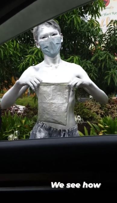 Manusia silver ditawari kerja saat meminta-minta di lampu merah, kini senang jadi housekeeping