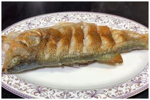 Lebih irit minyak, ini trik menggoreng ikan agar tidak hancur dan lengket pakai 3 bahan