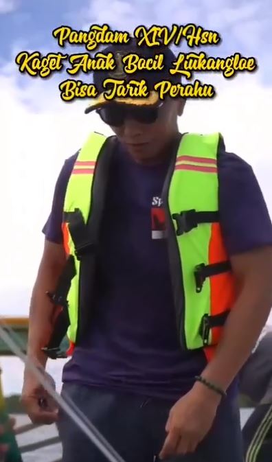 Momen Mayjen TNI temui bocah penarik perahu, reaksi si anak pas diberi uang bikin gemas