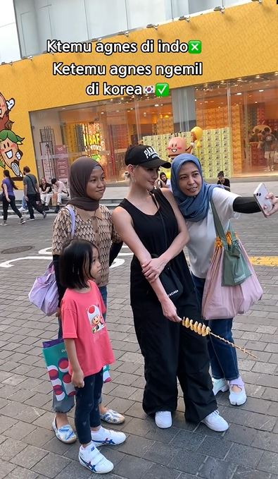 Diminta fans foto bareng saat sedang makan, begini reaksi tak terduga Agnez Mo