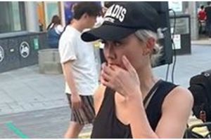 Diminta fans foto bareng saat sedang makan, begini reaksi tak terduga Agnez Mo