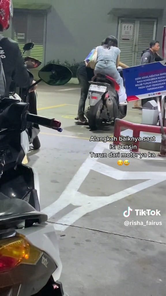 Cewek ini nggak mau turun dari motor waktu ngisi bensin, endingnya bikin ngakak