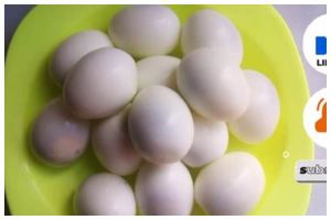 Tanpa perlu direndam air dingin, ini cara mudah mengupas telur rebus agar hasilnya utuh dan mulus