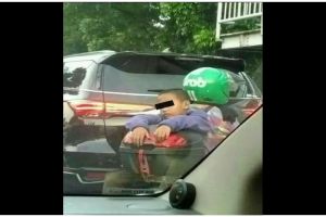 11 Penampakan lucu ojek online saat jemput bocah kecil ini kocak tapi ngeri, nggak bahaya ta?