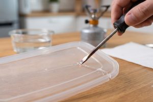 Bukan pakai lem, ternyata kotak makan plastik yang retak bisa ditambal pakai 1 alat sederhana