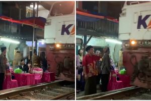 Gelar acara pernikahan di pinggir rel kereta api, aksi tamu undangan bikin salah fokus
