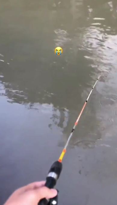 Temani pacar mancing di sungai, aksi wanita menghilangkan bosan ini di luar dugaan