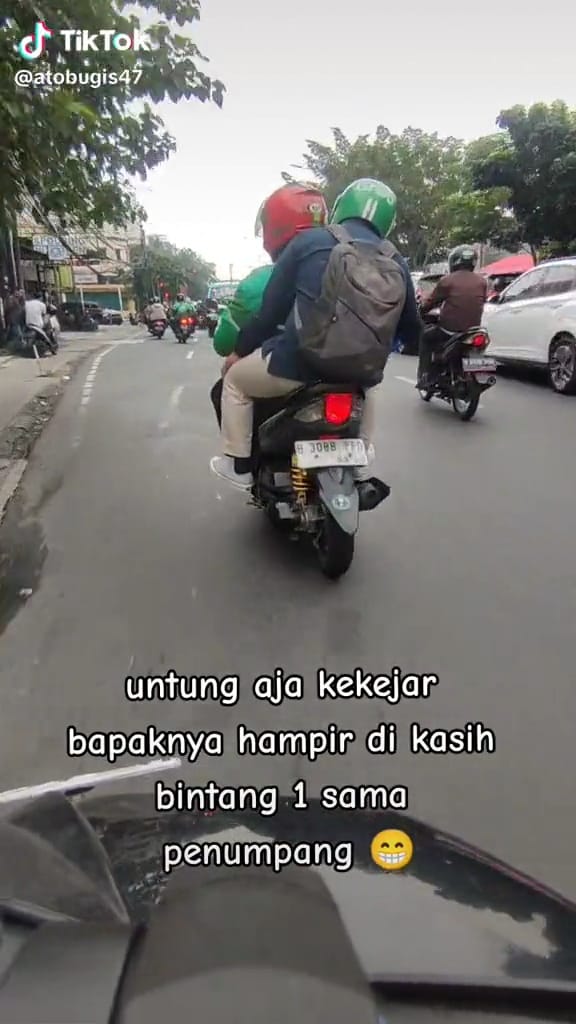 Kejar penumpangnya yang salah naik ojek online, aksi driver kejar-kejaran di jalan ini bikin ngakak