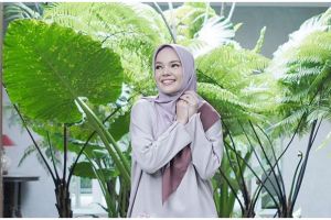 Tetap cantik dan awet muda di usia 43 tahun, ini 4 trik jaga kecantikan kulit ala Dewi Sandra