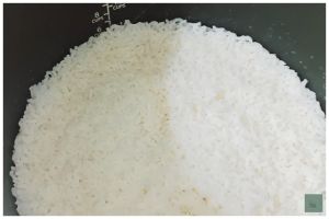 Trik memasak beras yang sudah bau apek agar hasilnya wangi, pulen, dan lebih putih pakai 2 bahan dapur