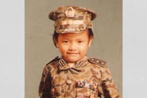 Pernah minta pekerjaan ke wartawan, bocah cilik pakai baju tentara ini sukses jadi vokalis band