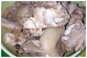 Bukan pakai daun nangka atau pepaya muda, ini trik merebus ayam kampung agar rasanya gurih dan empuk