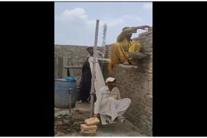 13 Potret kocak peralatan kerja kuli bangunan dari kreatif sampai nyeleneh, idenya bikin tepuk jidat