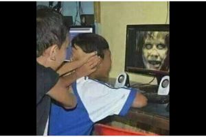 11 Potret kocak teman kelewat iseng ini mentang-mentang udah akrab jadi seenaknya, nyebelin abis