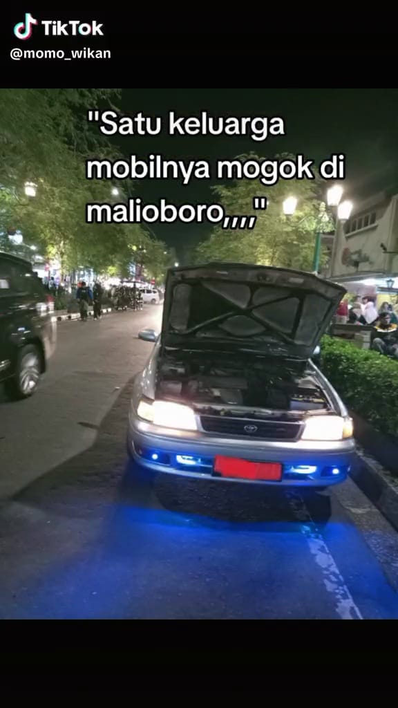 Momen nyesek satu keluarga wisata ke Malioboro, mobil mogok tapi nggak ada yang nolong