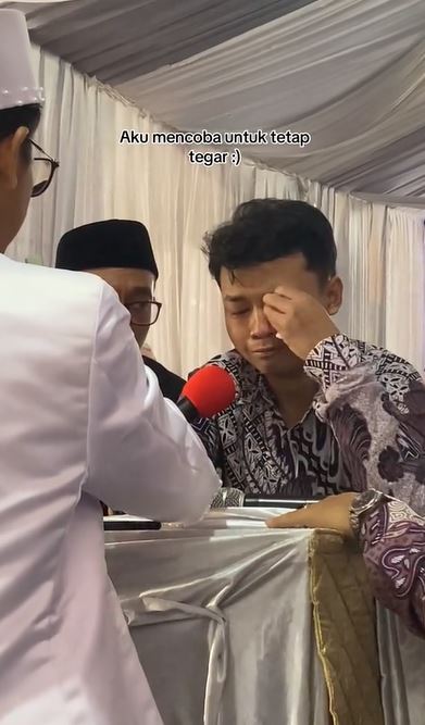 Viral adik jadi wali nikah kakak perempuan tak kuasa tahan tangis, pesan sang kakak bikin terenyuh