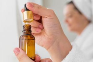 Bikin mulus dan lembap, begini trik membersihkan wajah pakai face oil dari 2 jenis bunga