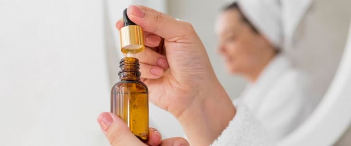 Bikin mulus dan lembap, begini trik membersihkan wajah pakai face oil