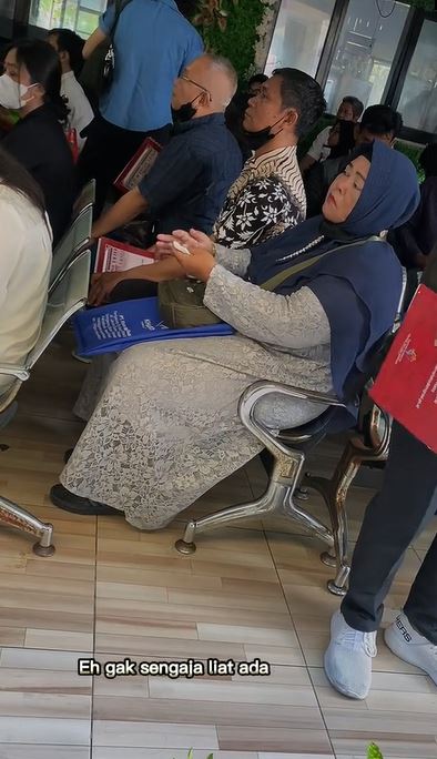 Pria ini bagikan momen ketemu perempuan bak kembaran mendiang ibunya, kemiripannya hampir identik