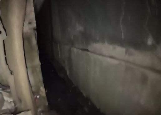 Viral penampakan rumah pasangan lansia di Bekasi tertutup bangunan hotel, akses jalan hanya lewat got