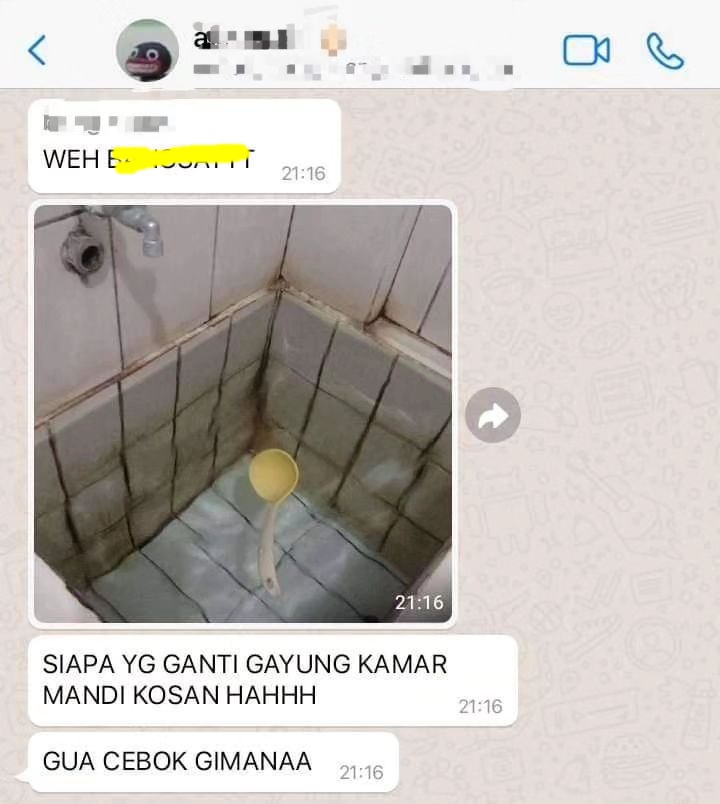 11 Potret kocak jahil ke temen kos ini bikin ngakak tapi kasihan, gayung kamar mandi diganti centong