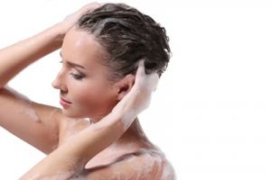 Nggak perlu beli atau ke salon, ini trik bikin creambath rambut cuma pakai 1 jenis sumber protein