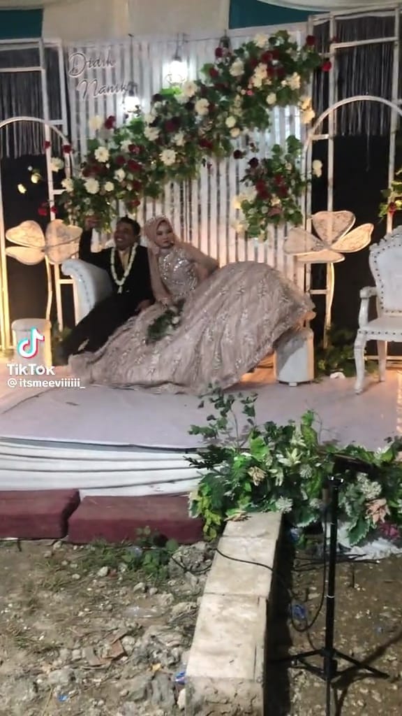 Momen kocak pengantin kenakan gaun megar, bukannya bikin nyaman selama pernikahan malah jadi salting
