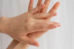 Cara membuat spray antiaging untuk atasi keriput pada tangan pakai 1 jenis buah, bikin kulit awet muda