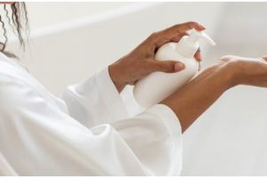 Trik pudarkan noda hitam di tangan pakai body scrub dari 4 biji-bijian, kembali glowing dan cerah