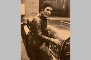 Wanita bergaya nyentrik ala rocker ini ternyata ibu seleb Tanah Air top, dulu kerja jadi guru TK