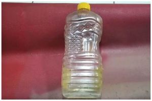 Bukan pakai beras ataupun cuka, ini cara praktis bersihkan botol bekas minyak goreng agar tidak licin