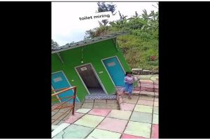 11 Potret kocak desain toilet ini bikin mikir keras, dari miring sampai pemandangan alam