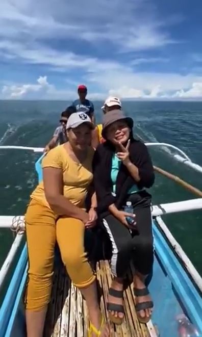 Viral momen wanita kehilangan ponsel saat naik perahu di laut ini bikin heran, endingnya nyesek abis