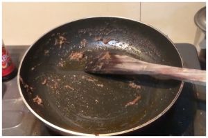 Bukan pakai sabun, ini cara kreatif warganet cuci bekas bumbu rendang di teflon pakai 1 bahan makanan
