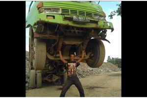 11 Potret kocak orang pamer skill ini penampakannya bikin terpana, real atau editan nih?