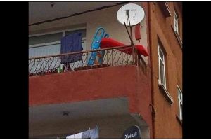 11 Potret kocak perosotan anak ini bentuk dan tempatnya nyeleneh banget, agak ngeri ya