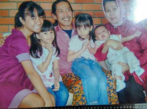 Personel band legendaris Bimbo ini ternyata kakek artis top, kedua cucunya jebolan JKT48