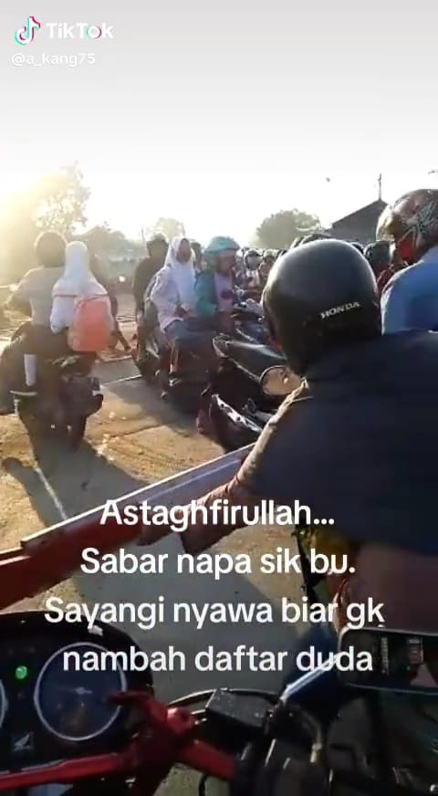 Aksi pengendara bandel terobos palang kereta ini endingnya bikin pengin ketawa tapi nggak tega