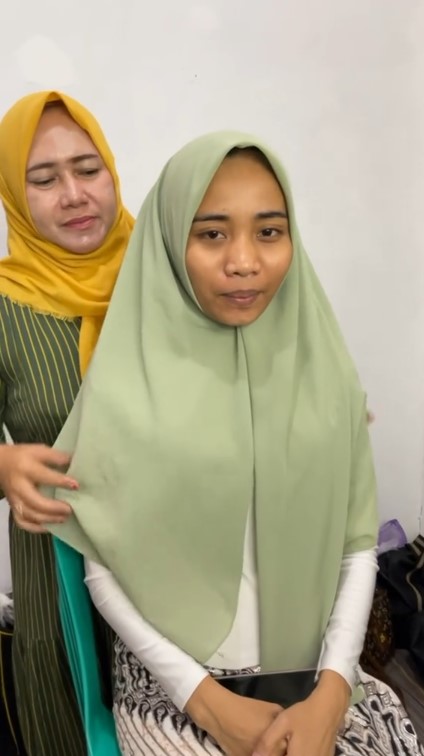 Potret makeup wanita dirias jadi manten Solo Putri ini disebut ubah pakem, roncean bunga bikin salfok