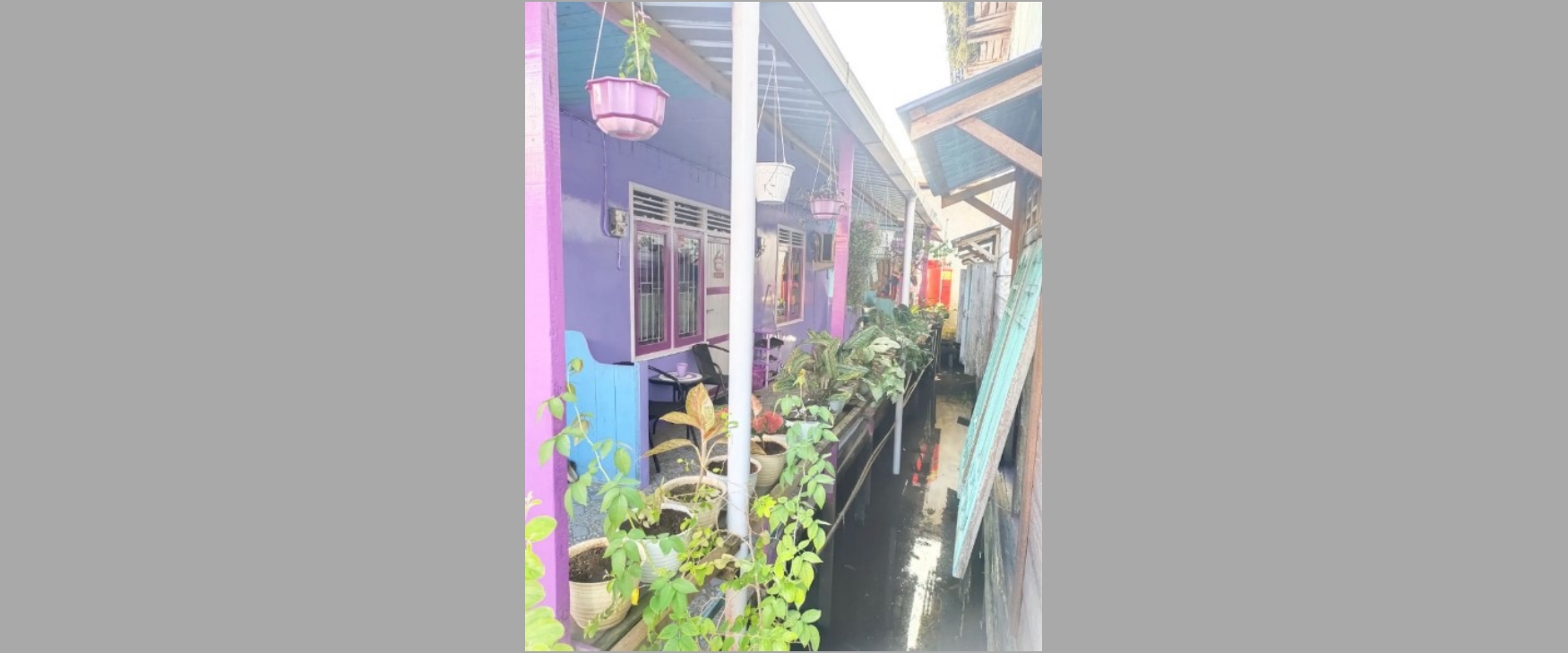 Rumah panggung ungu ini dari luar tampak sederhana dalamnya Instagramable banget, intip 9 potretnya