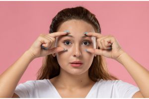 Nggak perlu eye cream, begini trik atasi kulit kendur di area mata hanya pakai 2 jenis buah