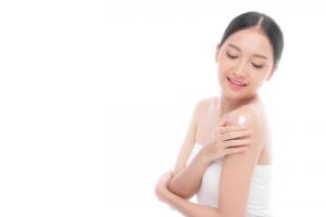 Cerah berseri tanpa ribet, ini trik pudarkan pigmentasi pada kulit badan pakai 1 jenis tepung